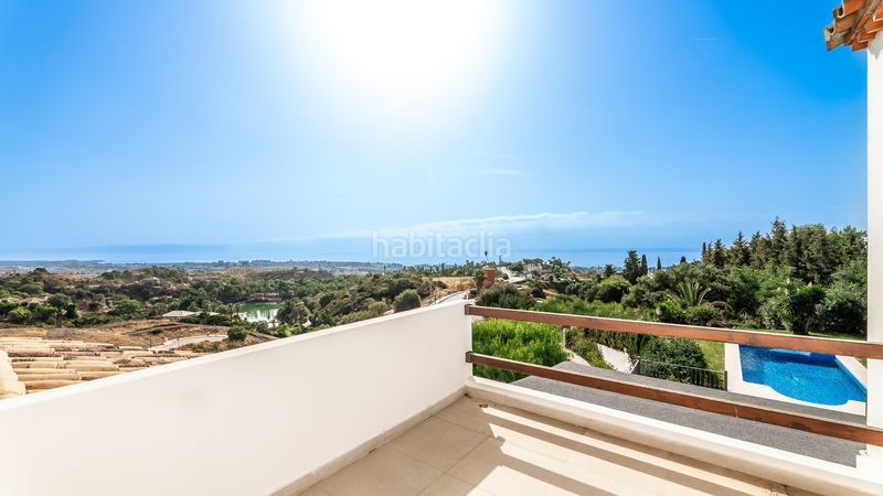 Foto 2d7c78c3-b2b0-468f-bf9d-f9d61924d741. Casa amb aparcament piscina a La Concha - Resina Golf Estepona