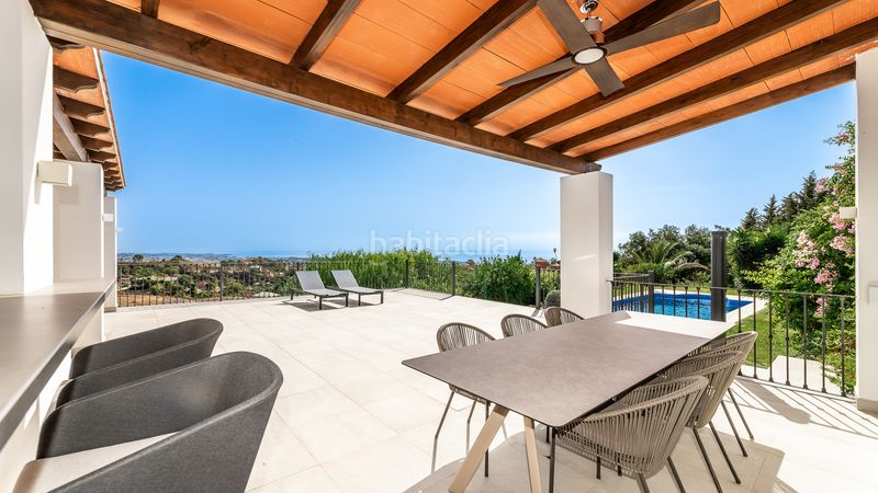 Foto df11fc15-26a1-4e96-b938-be4c6c29e0a1. Casa amb aparcament piscina a La Concha - Resina Golf Estepona