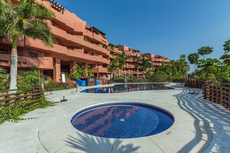 Foto c2a3c922-3cb5-4f02-bb79-91986867193a. Planta baixa amb aparcament piscina a Guadalmansa Estepona