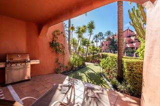 Rez-de-chaussée à Costalita ii 0. Apartamento de lujo en planta baja en torre bermeja, estepona