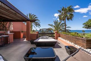 Tríplex a Costalita ii 0. Apartamento único frente al mar en torre bermeja, estepona
