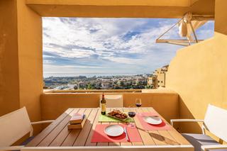 Location Triplex à N/a. Ático tríplex con vistas al mar en terrazas del sol, estepona