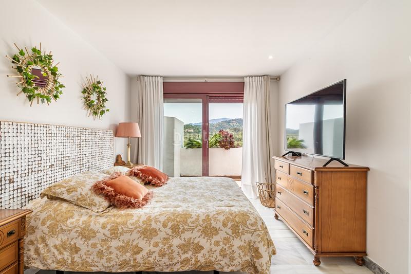 Foto 05d467d7-744f-4b60-a404-2d32e58c44ac. Apartamento atractivo apartamento con vistas panorámicas al jardín y a las montañas en el parque botánico! en Benahavís