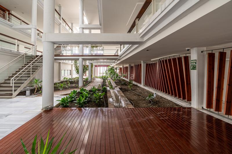 Foto 2592ff31-b3a5-467b-946a-2368b12eb982. Apartamento atractivo apartamento con vistas panorámicas al jardín y a las montañas en el parque botánico! en Benahavís