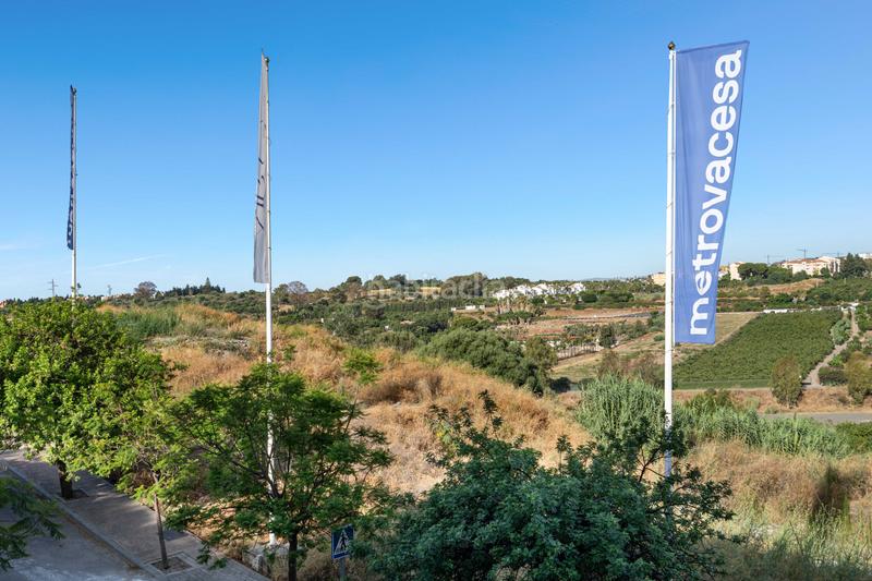 Foto 2586a677-71a2-4bbf-b86f-f3ea95103417. Rent semi detached house with parking pool in Cancelada Estepona