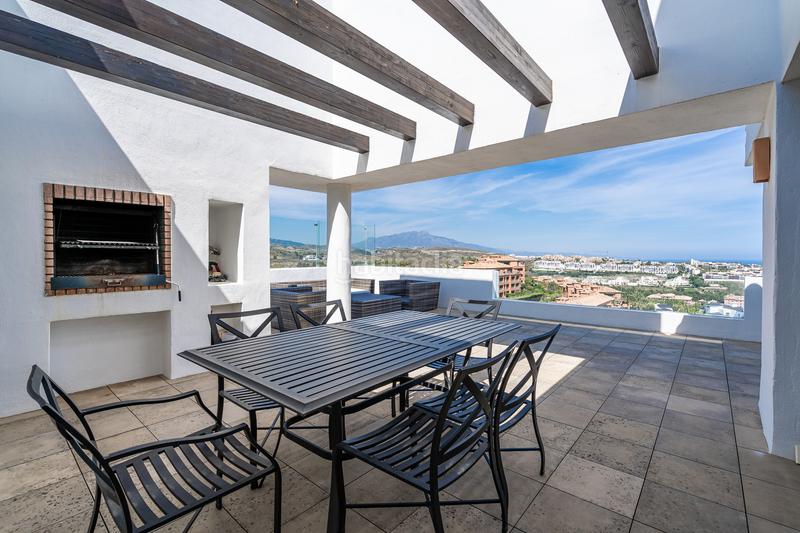 Foto 50109c1f-4bbb-4d12-a756-a2d32bd0ba3a. Alquiler ático exquisito ático en Los Flamingos golf, benahavis en Benahavís