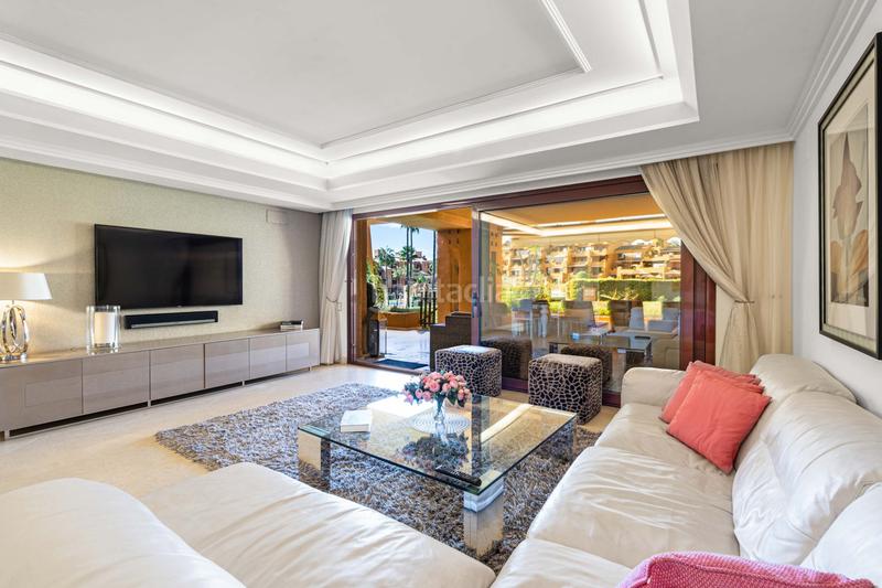 Foto 45aaef5b-262e-44ba-9599-e70f4c3c3f54. Rent ground floor with parking pool in Zona de Punta Plata Estepona