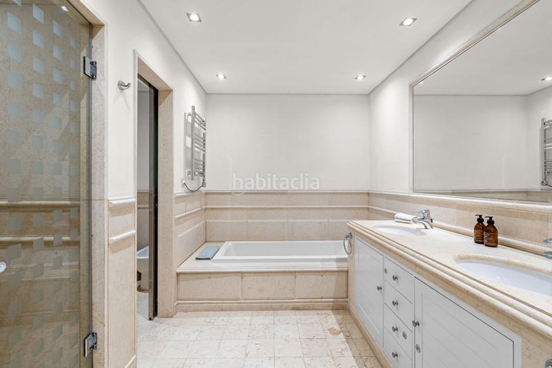 Foto 68cd4641-a466-43df-8a91-90af00032402. Rent ground floor with parking pool in Zona de Punta Plata Estepona