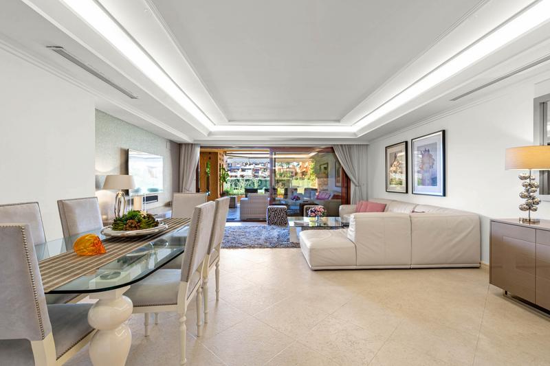 Foto ffd11b0d-0cf4-4793-be39-1bd2419dcb9b. Lloguer planta baixa amb aparcament piscina a Zona de Punta Plata Estepona