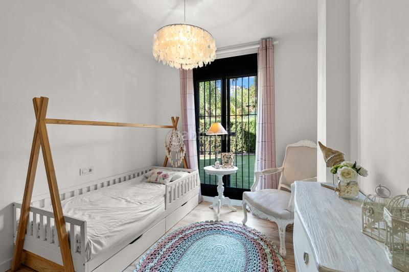 Foto 76652977-fdcd-4267-8086-f6761284451c. Alquiler planta baja apartamento en planta baja con vistas panorámicas en selwo, este en Estepona