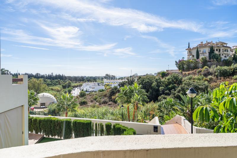 Foto a4bc7fab-25fd-45c6-870a-3ac8fe3d46e6. Location rez-de-chaussée avec parking dans La Concha - Resina Golf Estepona