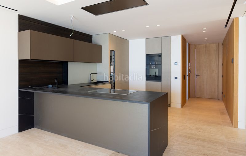 Foto 61710d62-0cf0-404e-8d6a-aa5fbb2ed0e3. Apartament amb calefacció aparcament piscina a puerto de Estepona Estepona