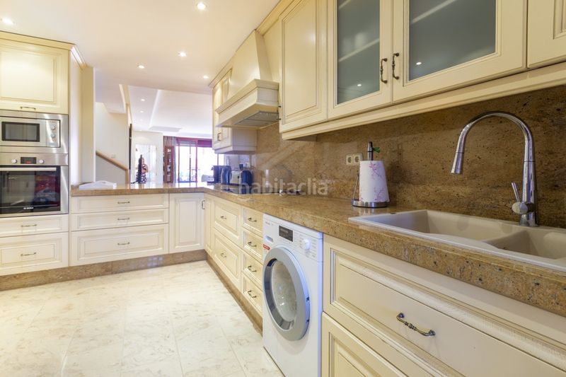 Foto 18382322-8641-4758-bd20-f0ff6f777e13. Àtic amb aparcament piscina a Guadalmansa Estepona