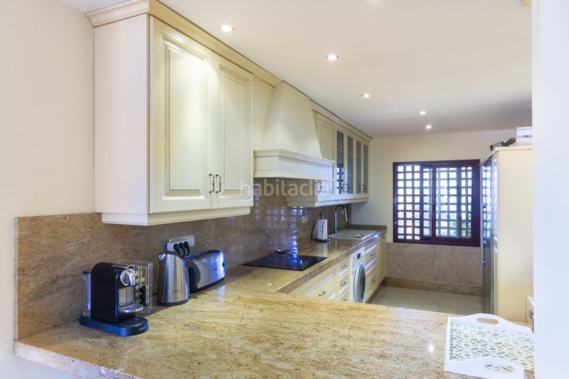 Foto eac3c6be-9173-4c8c-bd16-ce8d8b028db8. Àtic amb aparcament piscina a Guadalmansa Estepona