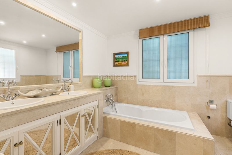 Foto 760fe660-d16c-42ef-9375-dfaddc282527. Casa amb aparcament piscina a Casasola Estepona