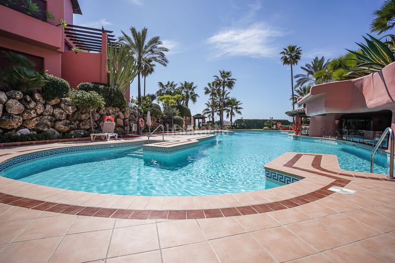 Foto 1ff3b3ed-ec3b-4d7d-aaa8-7e9300774210. Àtic amb aparcament piscina a Guadalmansa Estepona
