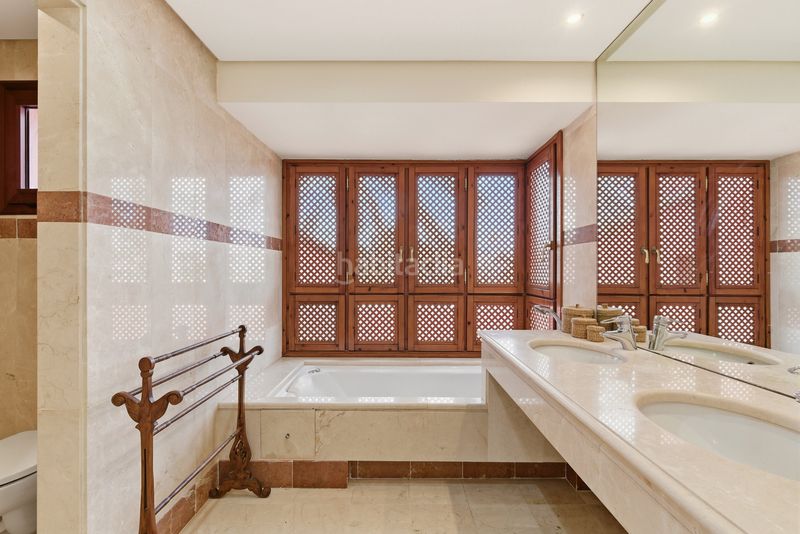 Foto 5a8b0722-e331-44e2-95ba-a2e5f6c3e23a. Àtic amb aparcament piscina a Guadalmansa Estepona