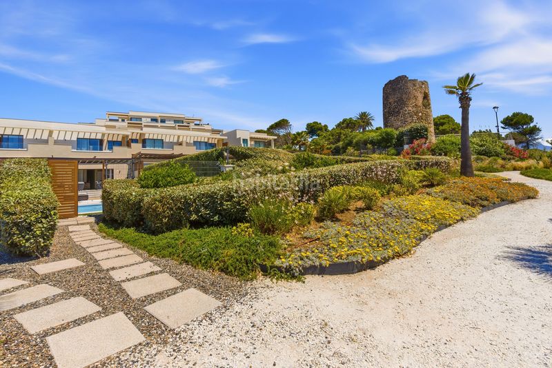 Foto a3a0bde1-f1a7-4564-baaa-f87086f6ca13. Casa adossada amb aparcament piscina a El Velerín Estepona