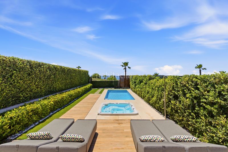 Foto b5bcfdf3-44b9-421b-bed8-a0dd5691a75e. Casa adossada amb aparcament piscina a El Velerín Estepona
