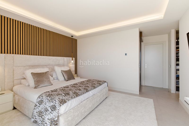 Foto c78fa200-41d9-4e00-bbb4-25b4770a7e29. Casa adossada amb aparcament piscina a El Velerín Estepona