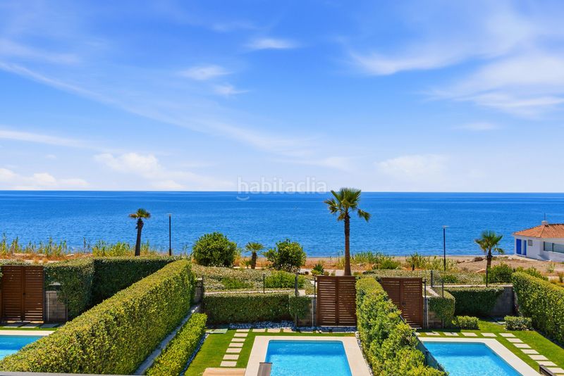 Foto c97899b7-499b-418f-a1bc-bef86c845e5e. Casa adossada amb aparcament piscina a El Velerín Estepona