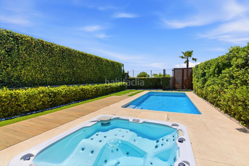 Foto d03d2c32-dab5-4d76-a0fc-c34121891edb. Casa adossada amb aparcament piscina a El Velerín Estepona