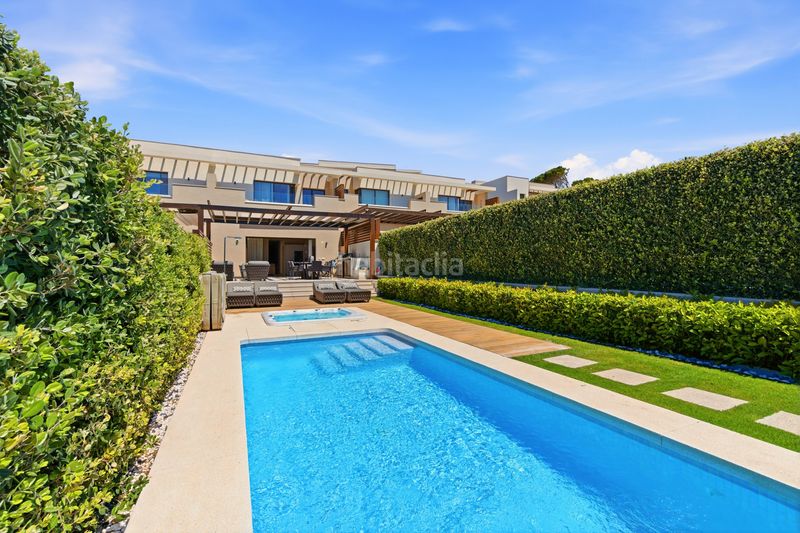 Foto d111a93f-5aad-47b1-b94c-058744eb87b7. Casa adossada amb aparcament piscina a El Velerín Estepona