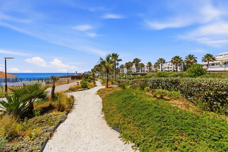Foto d6cab5f0-36fb-467a-b7f4-c4d761e39aa2. Casa adossada amb aparcament piscina a El Velerín Estepona