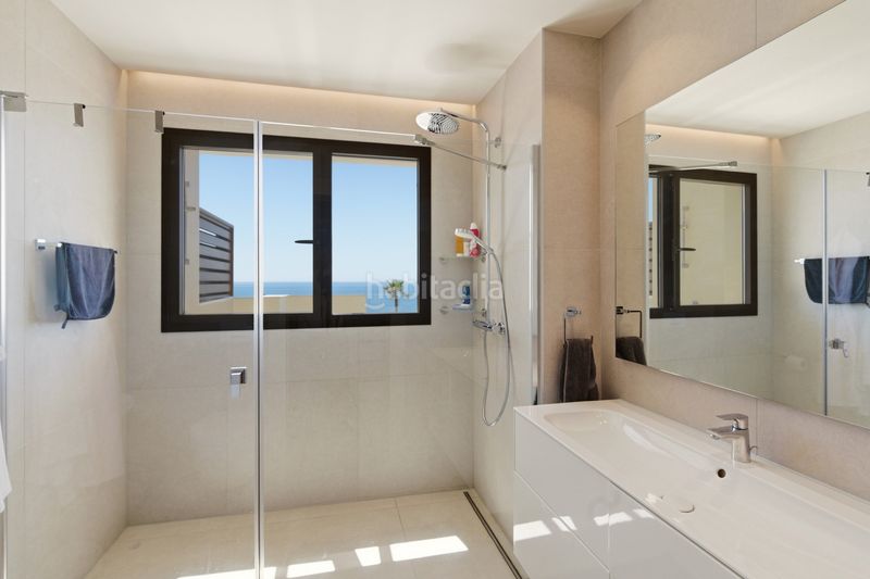 Foto d859ebe9-a7fd-47aa-88c6-c8f1a9540447. Casa adossada amb aparcament piscina a El Velerín Estepona