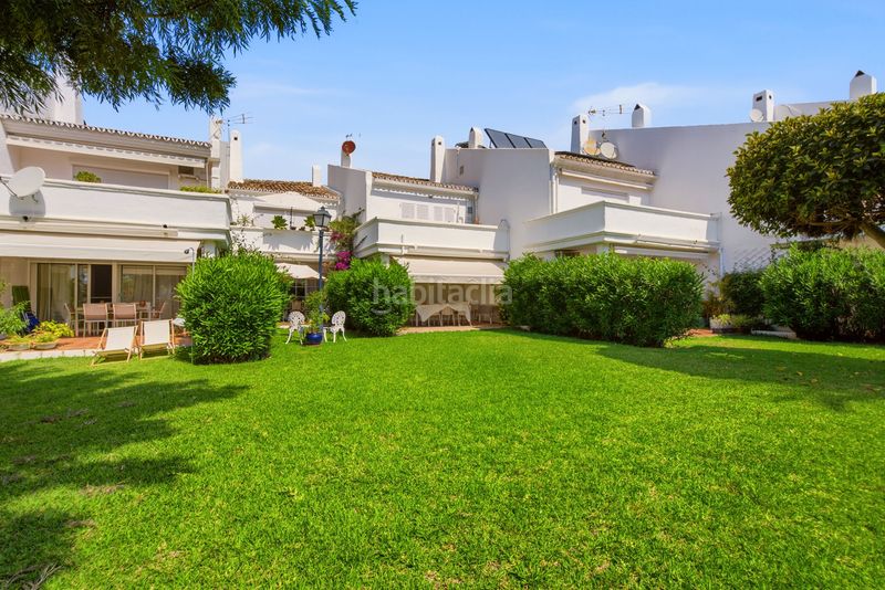 Foto a4304368-d8aa-4e76-8e74-956f54eb7409. Casa adossada amb aparcament piscina a Bel - Air Estepona