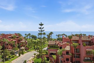 Penthouse  Costalita ii 0. Ático contemporáneo con vistas al mar en las salinas, estepona