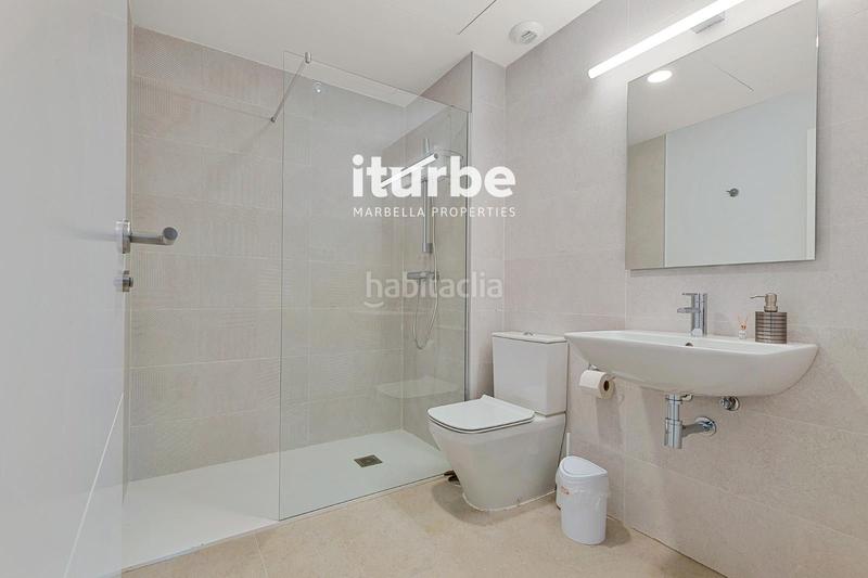 Foto bc5be771-ccc7-42b3-9e43-a27fa18d9505. Location appartement avec parking piscine dans puerto de Estepona Estepona