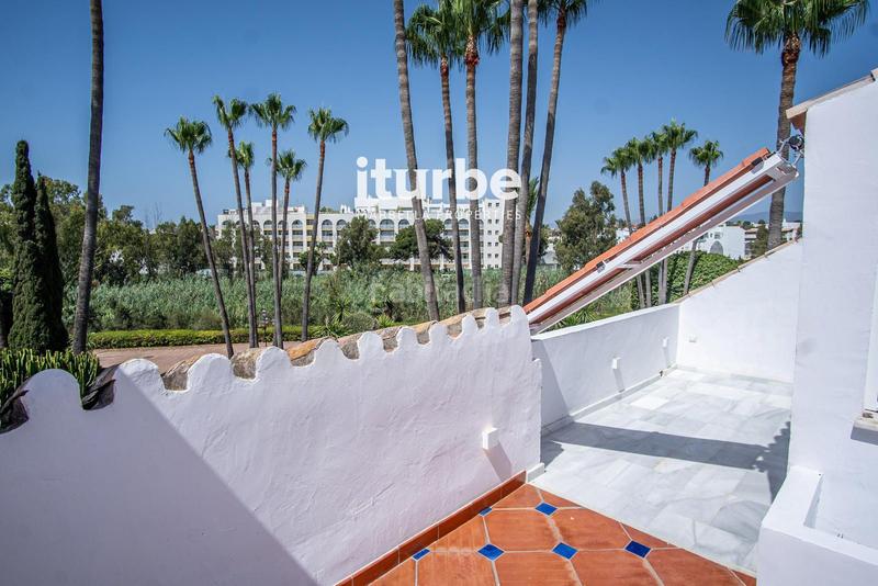 Foto 9be700d6-7eaa-48c0-94c1-ce8d6256477c. Miete haus mit parking pool in Las Lomas de Río Verde Marbella