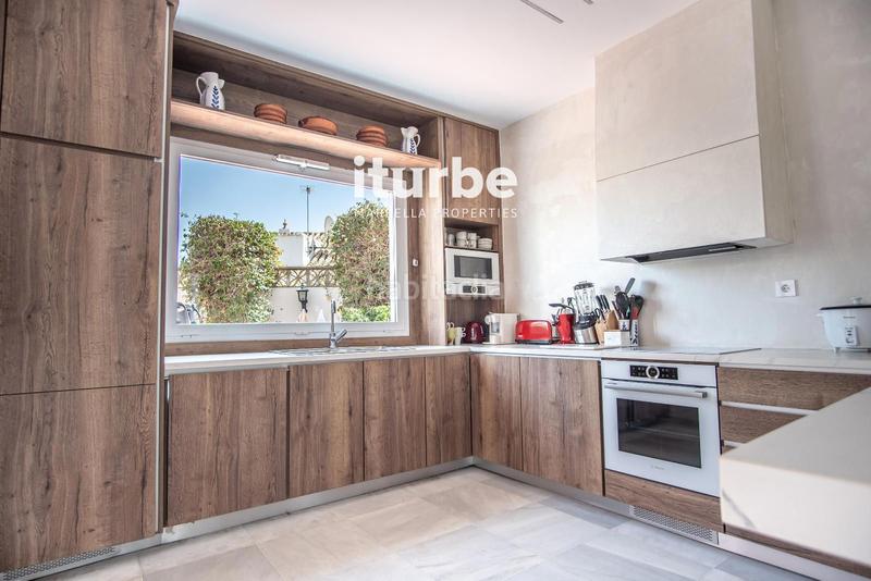 Foto cb6a9f5f-b585-4af1-8e57-611f29c92ca6. Miete haus mit parking pool in Las Lomas de Río Verde Marbella