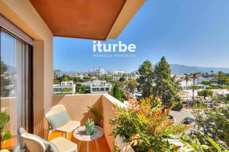 Foto 4b54c42d-75b7-468b-a0ab-c623e3365450. Ático luminosa, amplia y con impresionantes vistas a 12 minutos andando de la playa, junto a puerto banús. en Marbella