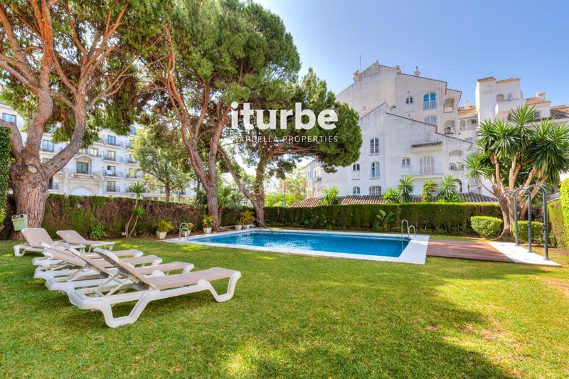 Foto 6892238d-ec8f-4da7-90cd-7a93a4d310d3. Ático luminosa, amplia y con impresionantes vistas a 12 minutos andando de la playa, junto a puerto banús. en Marbella