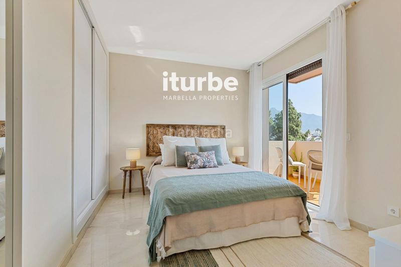 Foto 96eb1289-e669-44a2-8f3f-aada4d2bb188. Ático luminosa, amplia y con impresionantes vistas a 12 minutos andando de la playa, junto a puerto banús. en Marbella