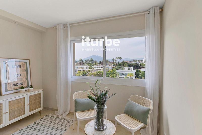Foto da3fa431-20e5-4283-b212-b86ac6ff62ea. Ático luminosa, amplia y con impresionantes vistas a 12 minutos andando de la playa, junto a puerto banús. en Marbella
