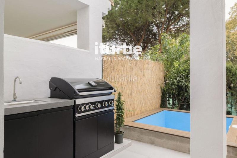 Foto 40abdef8-9e95-47f6-bbf5-3b0627bf4f44. Affitto casa a schiera con parcheggio piscina in bahía de Marbella Marbella