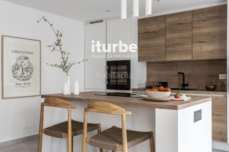 Foto af679ef4-efe5-4da6-af94-73bf78a99539. Affitto casa a schiera con parcheggio piscina in bahía de Marbella Marbella