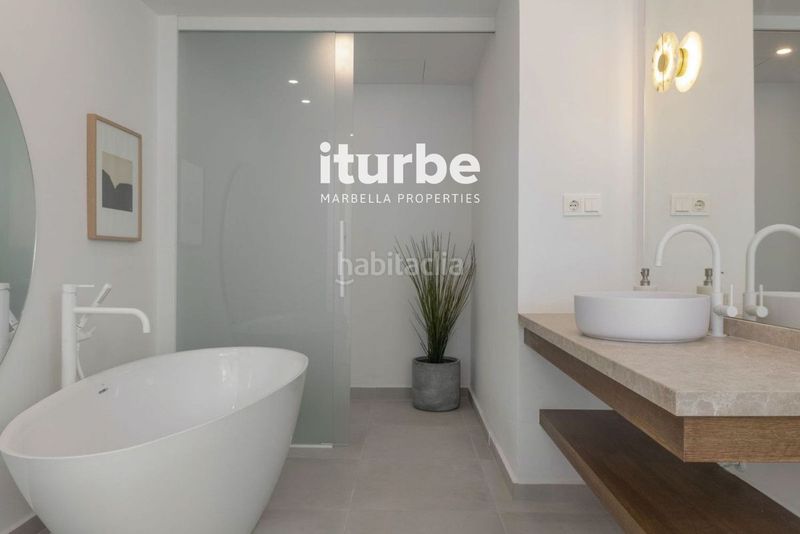 Foto 0d9a0cbe-130d-4ec9-80a1-b46f5ec97210. Location maison jumelée avec parking piscine dans bahía de Marbella Marbella