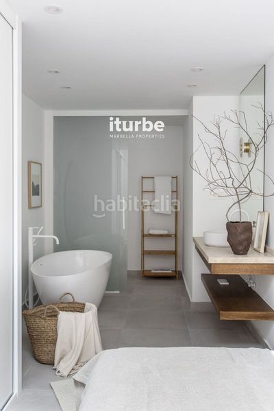 Foto 20358545-a8b8-4768-8663-204b43c4aea5. Location maison jumelée avec parking piscine dans bahía de Marbella Marbella