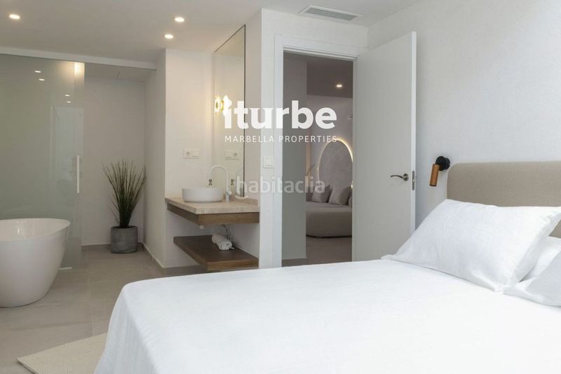 Foto 4d9b341c-d8f3-4843-a325-716eacd489a0. Location maison jumelée avec parking piscine dans bahía de Marbella Marbella