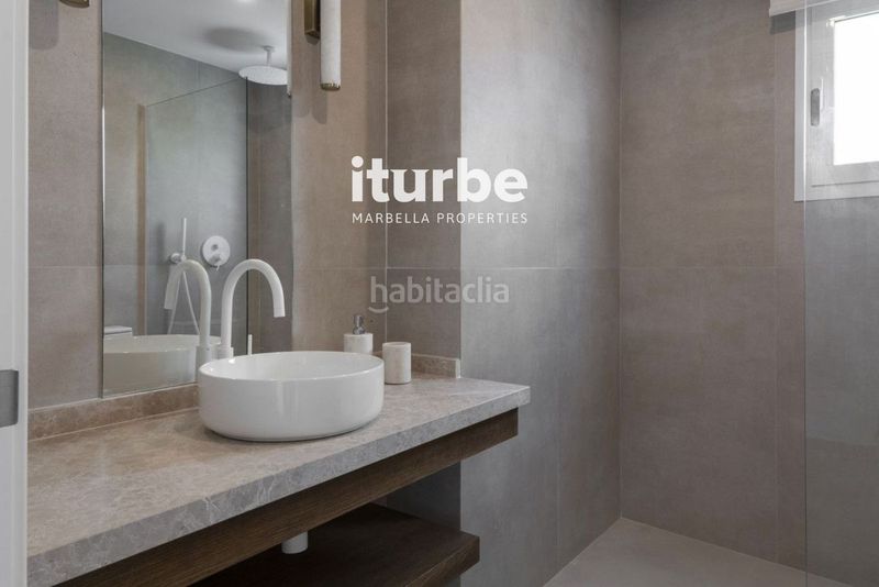 Foto 5e18e12b-905a-4624-beeb-1b98d62daa32. Location maison jumelée avec parking piscine dans bahía de Marbella Marbella