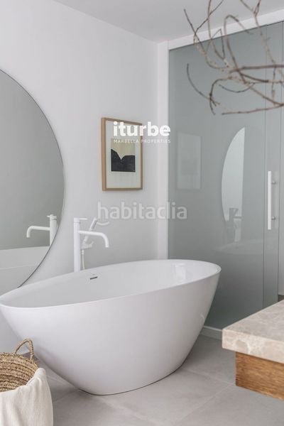 Foto 8eb8422f-68e0-4b4f-a6c1-4021afb1df72. Location maison jumelée avec parking piscine dans bahía de Marbella Marbella