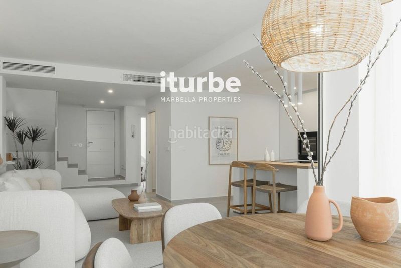 Foto 99a259c4-7eb3-441a-ac8c-5e08a6dc2b00. Location maison jumelée avec parking piscine dans bahía de Marbella Marbella