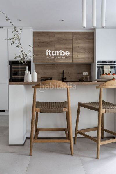 Foto b20cd9a2-0d89-4f98-869e-20da38cbb9f9. Location maison jumelée avec parking piscine dans bahía de Marbella Marbella