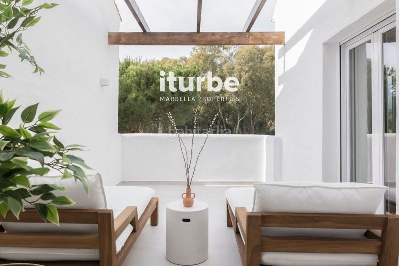 Foto b9422d91-b0d7-4bfc-9a39-f63a063fe0f9. Location maison jumelée avec parking piscine dans bahía de Marbella Marbella