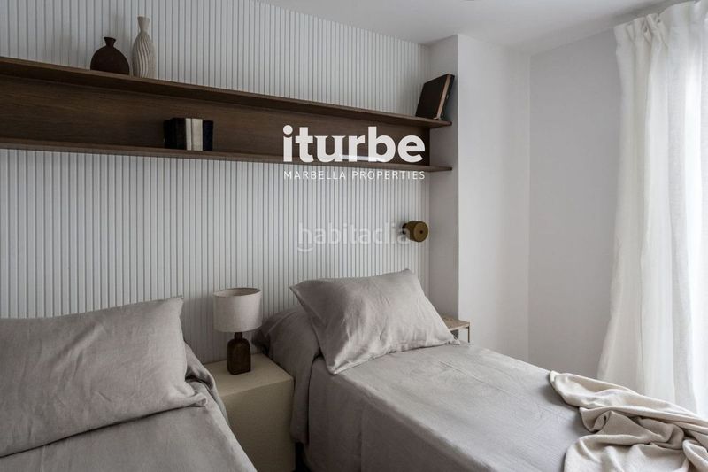 Foto cb26f79a-b5e1-4a2f-a5a8-bb849ef7a192. Location maison jumelée avec parking piscine dans bahía de Marbella Marbella