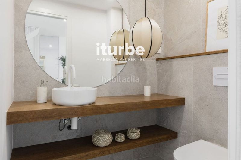Foto cf9d2e93-561c-4596-a2aa-bb736529cd72. Location maison jumelée avec parking piscine dans bahía de Marbella Marbella